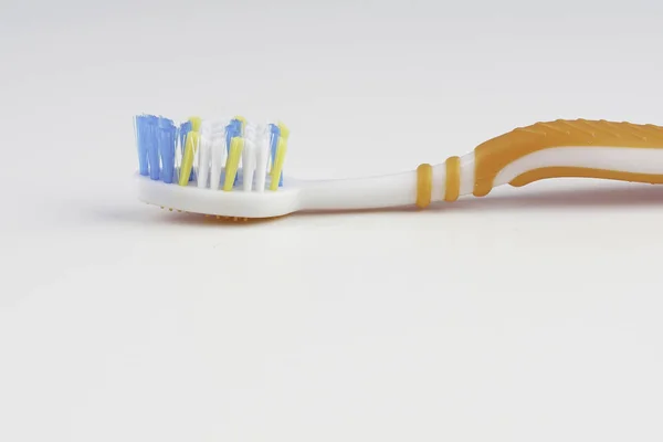 Een Tandenborstel Met Borstel Geïsoleerd Studio Wit Oppervlak — Stockfoto