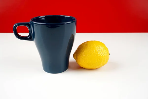 Een Hele Gele Citroen Witte Tafel Met Tea Cup — Stockfoto
