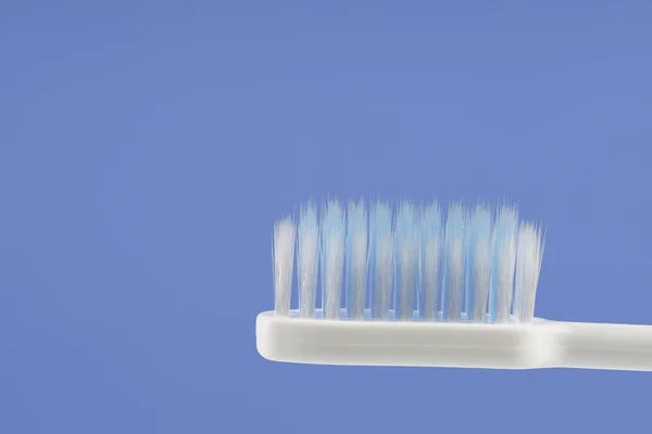 Uma Escova Dentes Com Cerdas Isoladas Estúdio Sobre Fundo Azul — Fotografia de Stock
