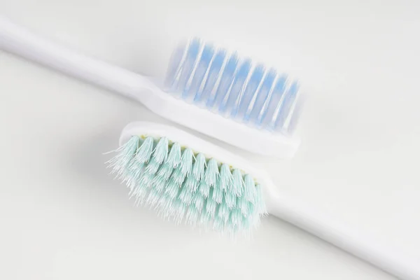 Duas Escovas Dentes Superfície Branca — Fotografia de Stock