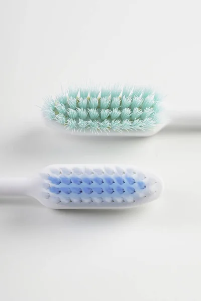 Zwei Zahnbürsten Auf Weißer Oberfläche — Stockfoto