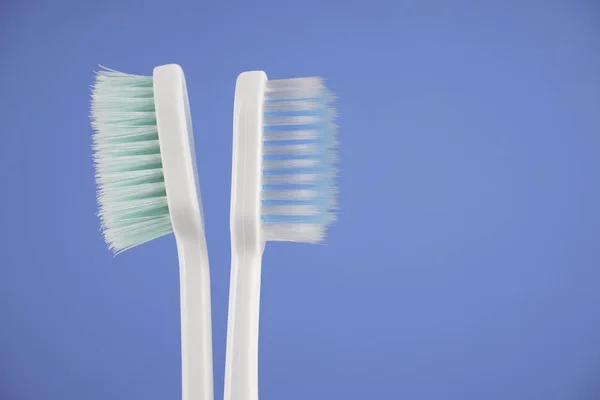 Duas Escovas Dentes Fundo Azul — Fotografia de Stock