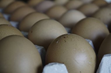 ahşap bir arka planda yığın