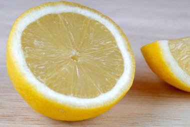 beyaz masa yüzeyinde ekşi sarı limon dilimleri