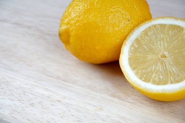 Beyaz masada sarı limon 