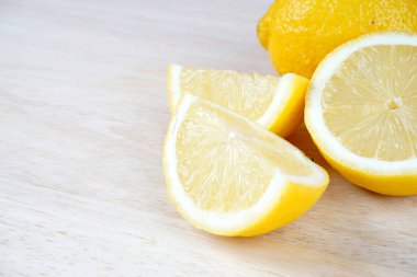 Beyaz masada sarı limon 