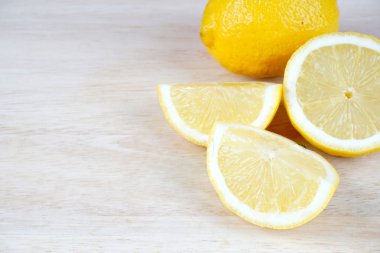 beyaz masa yüzeyinde ekşi sarı limon dilimleri