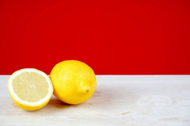 limon parçaları kırmızı duvar arkaplanına karşı  