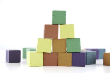 beyaz arka plan üzerinde renkli Ahşap küp blokları