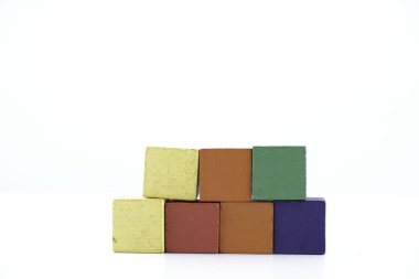 beyaz arka plan üzerinde renkli Ahşap küp blokları