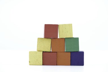 beyaz arka plan üzerinde renkli Ahşap küp blokları