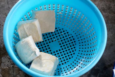 Kasedeki mavi plastik.