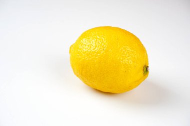 Ahşap arka plan üzerinde bir sarı limon