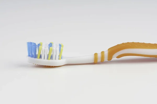 Beyaz Yüzeyüzerinde Stüdyoda Izole Kıllı Bir Diş Fırçası — Stok fotoğraf
