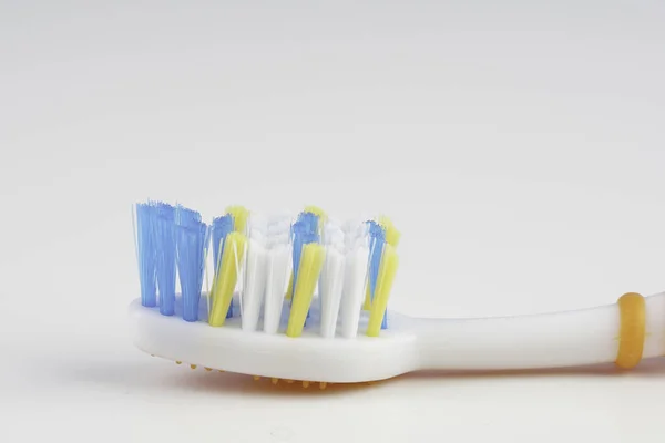 Een Tandenborstel Met Borstel Geïsoleerd Studio — Stockfoto