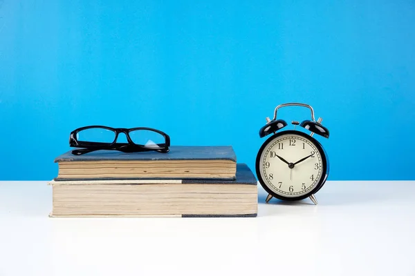 Lunettes Sur Livres Fermés Contre Mur Bleu Réveil Vintage Horloge — Photo