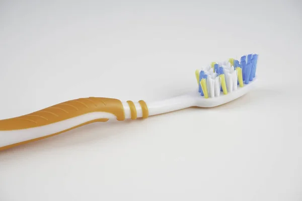 一个牙刷与毛刺隔离在工作室 — 图库照片