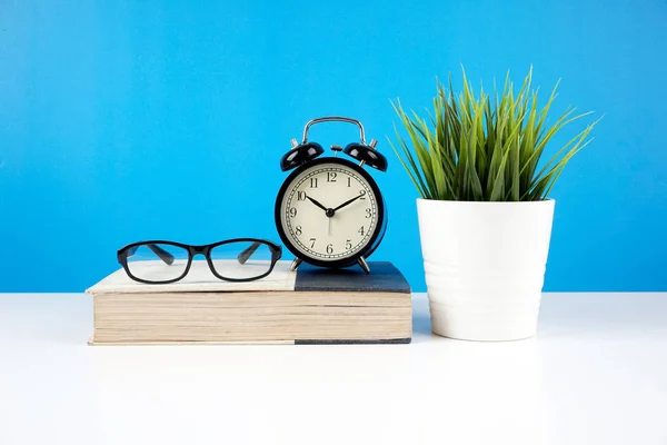 Glasögon Sluten Bok Mot Blue Wall Alarm Vintage Analog Klocka — Stockfoto