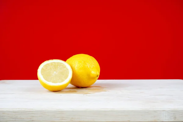 Limones Amarillos Contra Fondo Pared Rojo — Foto de Stock