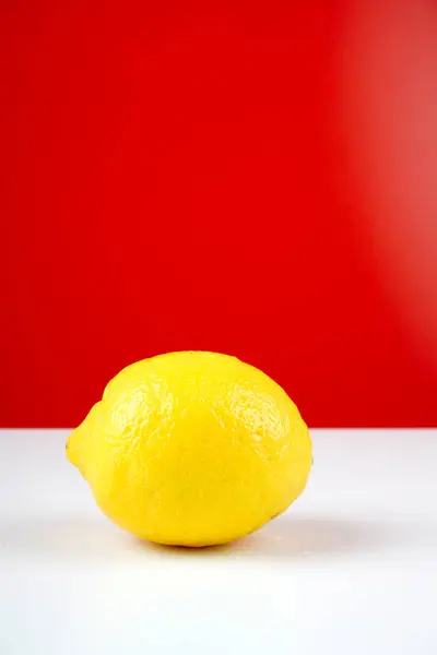 Limón Amarillo Entero Sobre Una Superficie Mesa Blanca — Foto de Stock