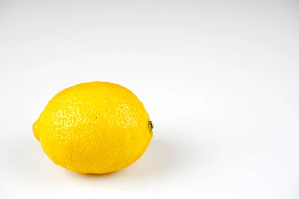 Limón Amarillo Entero Sobre Una Superficie Mesa Blanca — Foto de Stock