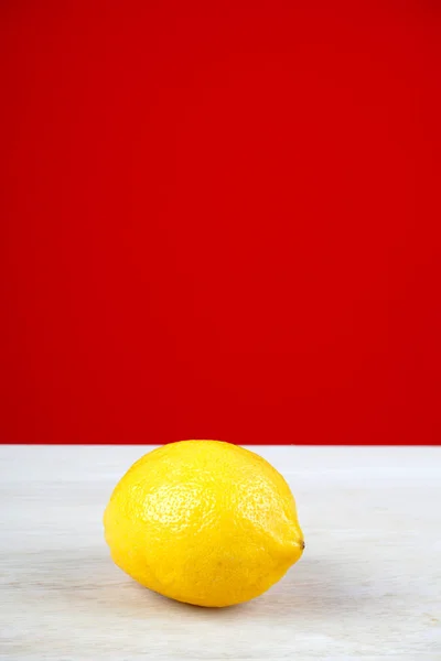 Limón Amarillo Entero Sobre Una Superficie Mesa Blanca — Foto de Stock