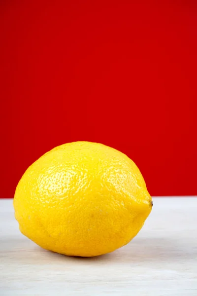 Limón Amarillo Sobre Fondo Madera — Foto de Stock
