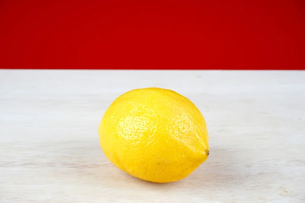 Limón Amarillo Entero Sobre Una Superficie Mesa Blanca — Foto de Stock