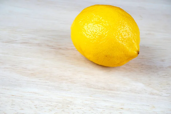 Limón Amarillo Entero Sobre Una Superficie Mesa Blanca — Foto de Stock