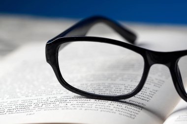 Bir gözlük ve bir kitap.