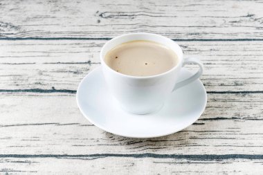 Bir fincan kahve bir ahşap yüzeye