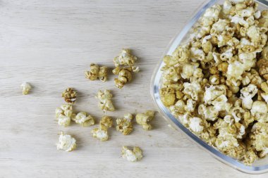 sarı pişmiş patlamış mısır snack ve cam kase plaka 