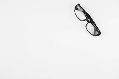 beyaz arka plan üzerinde gözlük üstte görünümü