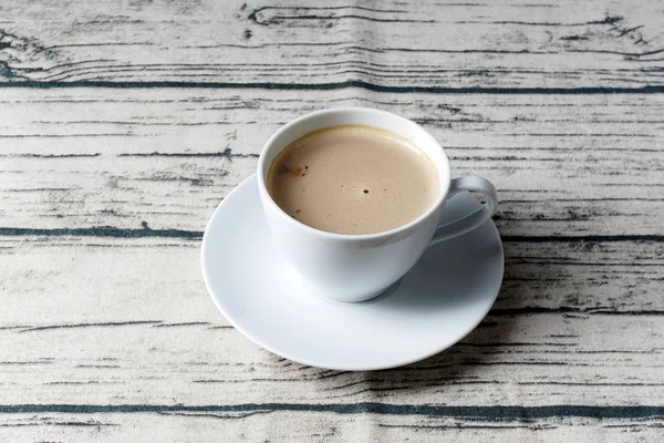 Bir fincan kahve bir ahşap yüzeye