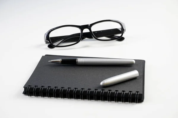Schwarzes Umschlagpapier Lehrbuchtagebuch Stift Und Brille Auf Dem Tisch — Stockfoto