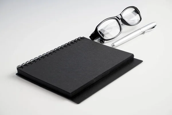 Arbeitstisch Mit Brille Lehrbuch Und Stift Auf Weißer Oberfläche — Stockfoto