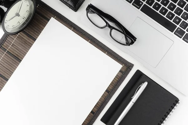 Arbeitstisch Mit Brille Papierbuch Und Stift Auf Weißer Oberfläche Mit — Stockfoto