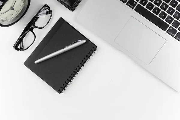 Arbeitstisch Mit Brille Papierbuch Und Stift Auf Weißer Oberfläche Laptop — Stockfoto