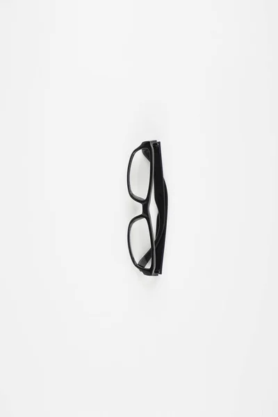 白い背景の上の眼鏡の上の眺め — ストック写真