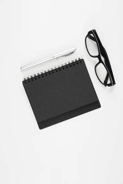 Brille Lehrbuch Und Stift Auf Weißer Oberfläche — Stockfoto