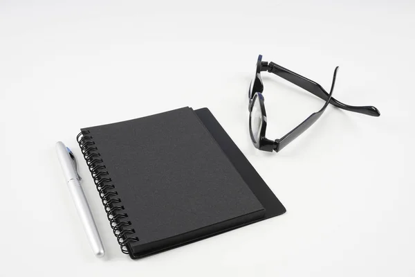 Brille Lehrbuch Und Stift Auf Weißer Oberfläche — Stockfoto