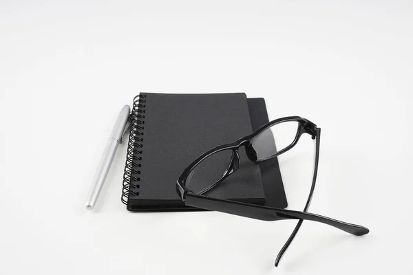 Óculos Manual Papel Caneta Superfície Branca — Fotografia de Stock