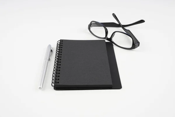 Brille Lehrbuch Und Stift Auf Weißer Oberfläche — Stockfoto