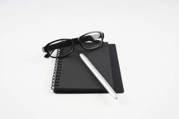 Oční Brýle Psací Učebnicový Papír Pero Bílém Povrchu — Stock fotografie