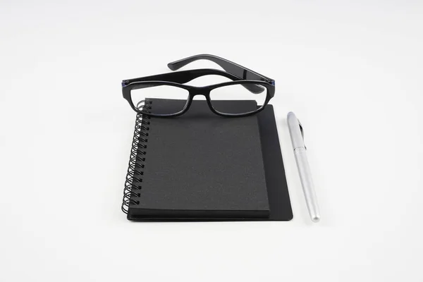 Oční Brýle Psací Učebnicový Papír Pero Bílém Povrchu — Stock fotografie
