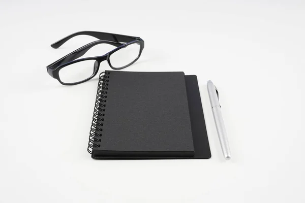 Okulary Podręcznik Papierowy Długopis Białej Powierzchni — Zdjęcie stockowe