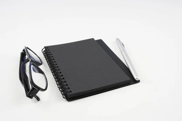 Beyaz Yüzeyde Gözlük Kağıt Ders Kitabı Kalem — Stok fotoğraf