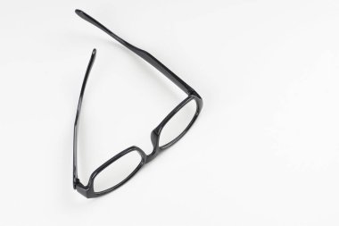 beyaz arka plan üzerinde nerd gözlük