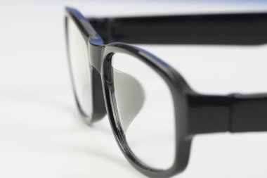 beyaz arka plan üzerinde nerd gözlük