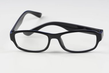 beyaz arka plan üzerinde nerd gözlük